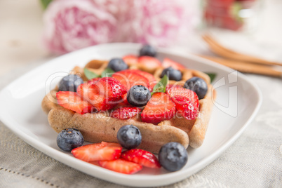 Belgische Waffeln mit frischen Erdbeeren