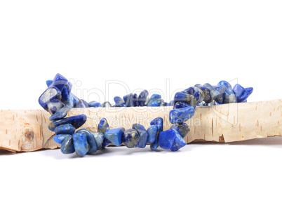 Lapislazuli Splitterkette auf Holz