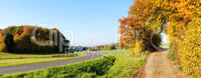 Landstrasse im Herbst