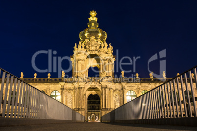 Blick auf den Zwinger in Dresden bei Nacht