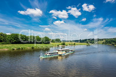 Fahrgastschiff auf der Elbe bei Dresden