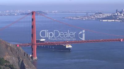 Golden Gate Bridge mit Schiff darunter