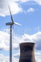 Windkraftturm und Kühlturm eines Kraftwerks
