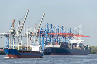 Containerschiff an einem Containerterminal an der Elbe in Hambur