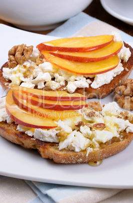 Sandwich with ricotta and peach