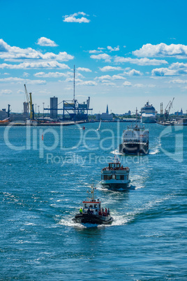 Schiffe beim Auslaufen aus dem Hafen von Rostock