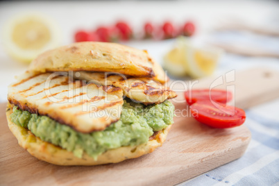 Burger mit Avocado und Halloumi