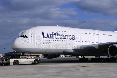 Lufthansa A 380 mit Pusher am Airport Frankfurt