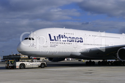 Lufthansa A 380 mit Pusher am Airport Frankfurt