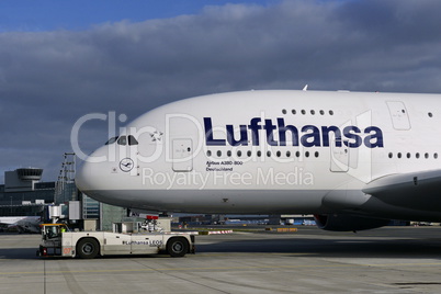 Lufthansa A 380 mit Pusher am Airport Frankfurt