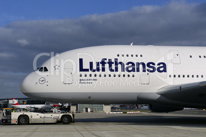 Lufthansa A 380 mit Pusher am Airport Frankfurt