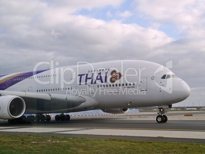 Airbus A 380 von Thai Airlines auf dem Weg zum Start