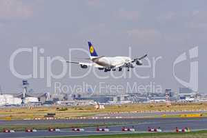 Landeanflug von Lufthansa Jumbo auf Flughafen Rhein-Main