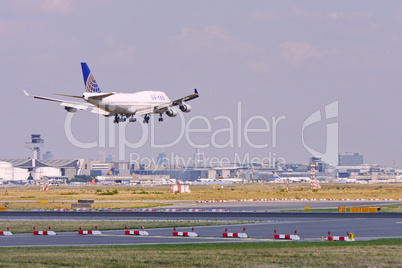 Landeanflug von Lufthansa Jumbo auf Flughafen Rhein-Main