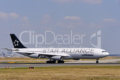 Lufthansa A 340-300 auf dem Rollfeld vom Flughafen Frankfurt