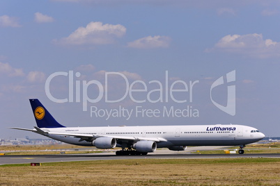 Lufthansa A 340-600 auf dem Rollfeld vom Flughafen Frankfurt