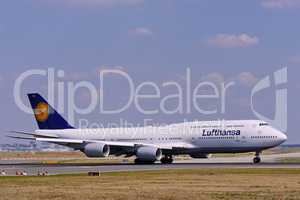 Lufthansa A 380 bei Start in Frankfurt
