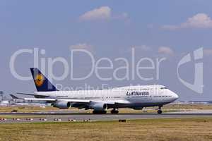 Lufthansa A 380 bei Start in Frankfurt