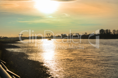 Sonnenuntergang über dem Rhein.