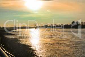Sonnenuntergang über dem Rhein.
