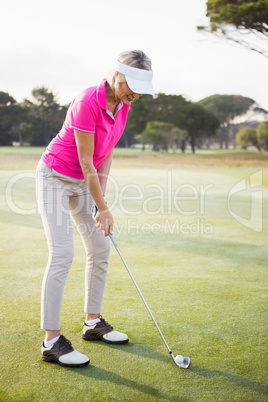 Woman golfer preparing her shot