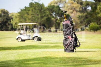 Filled golf bag and golf buggy