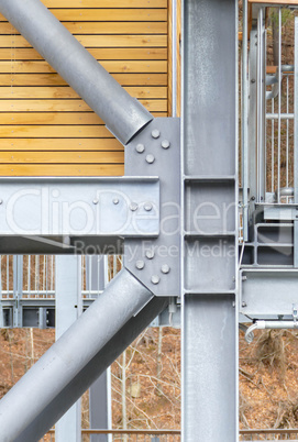 Stahlbau mit Befestigung von Stahlträgern