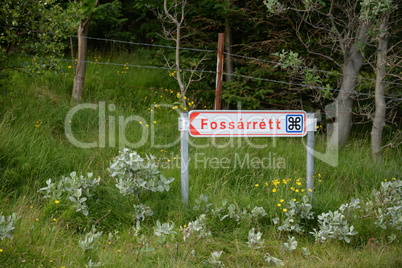 Schild an einem Wasserfall auf Island