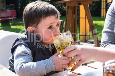 Kind trinkt Apfelsaft aus einem Glas
