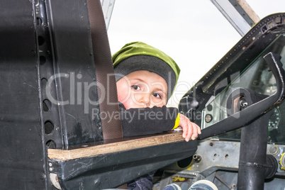 Kleiner Junge im Cockpit