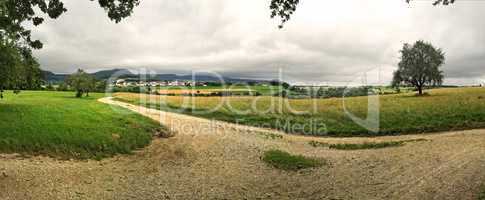 Schwäbische Alb, Panoramablick mit schwarzen Wolken