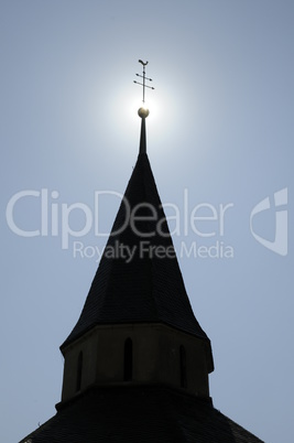 Turm der Kapelle St. Sigismund im Gegenlicht