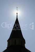 Turm der Kapelle St. Sigismund im Gegenlicht