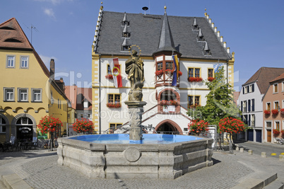 Marktbrunnen und Rathaus in Volkach