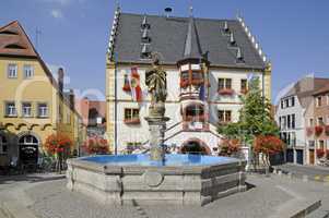 Marktbrunnen und Rathaus in Volkach