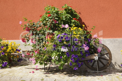 Schubkarre mit Blumenschmuck