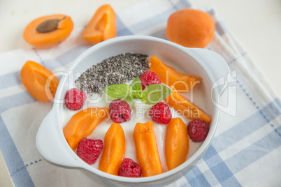 Joghurt mit Aprikosen und Beeren