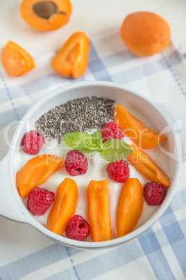 Joghurt mit Aprikosen und Beeren