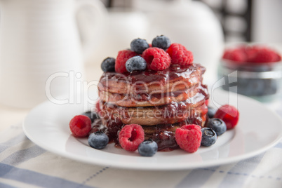 Schokoladen Pancakes mit Beeren