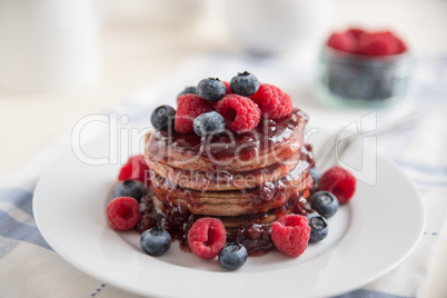 Schokoladen Pancakes mit Beeren