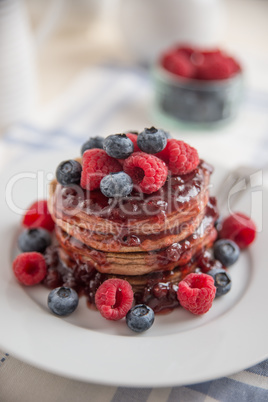 Schokoladen Pancakes mit Beeren