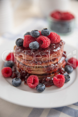 Schokoladen Pancakes mit Beeren