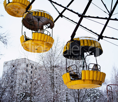 Radiated yellow Ferris wheel