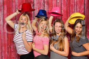 Photo Booth Party - Alberne Mädchen mit Probs