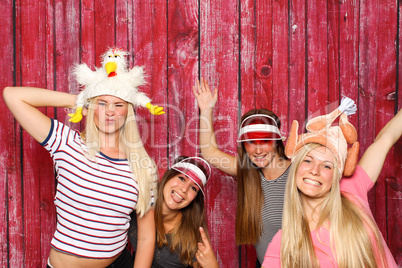 Verrückte Hühner auf einer Party - 4 Mädchen mit einer Fotobox