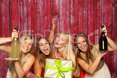 Mädchengruppe mit Photo booth - Geburtstagsfeier mit Sekt