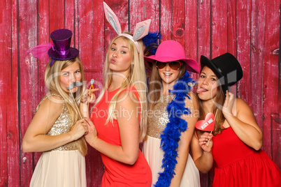 Mädchengruppe mit Hüten und Hasenohren - Party mit Photo Booth