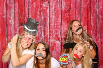 Mädchen mit verschiedenen Probs vor Photo Booth
