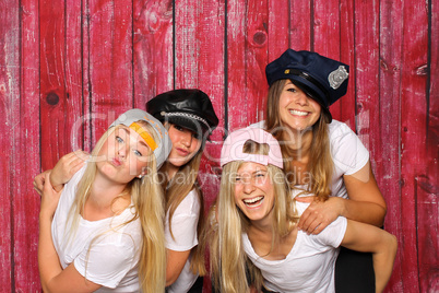 Alberne Frauen mit Mützen machen Selfie - Photobooth Party