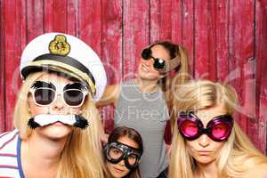 Mächengesichter mit lustigen Brillen - Party mit Photo Booth
